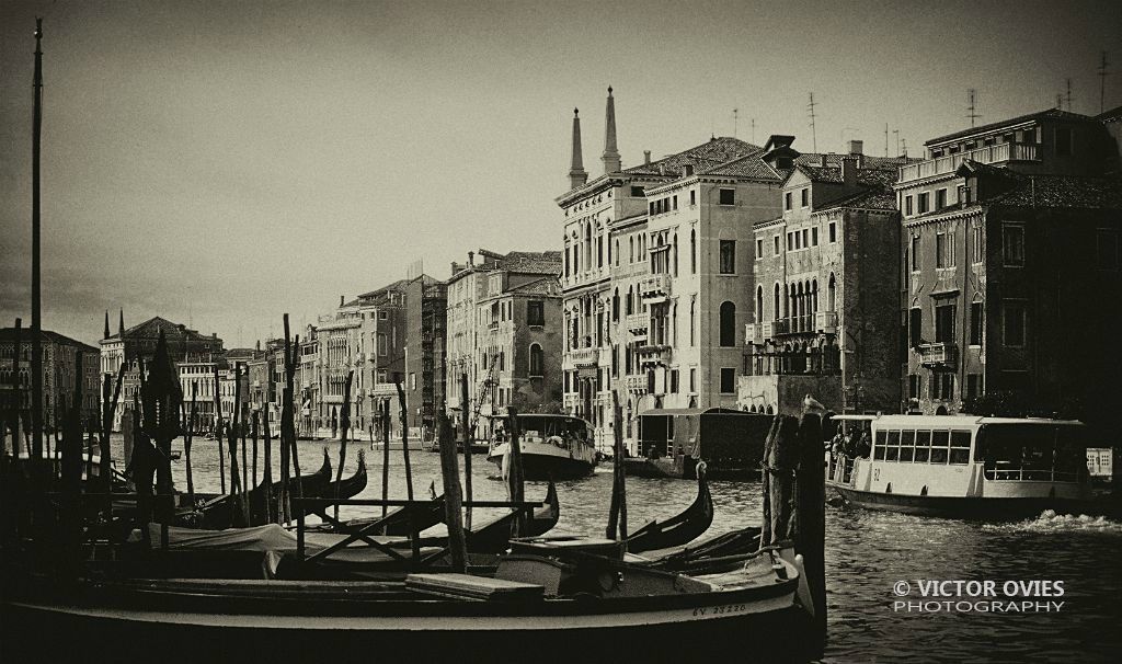 Venezia - Gondole nel Canale Grande 2